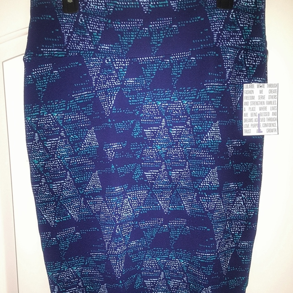 LulaRoe Cassie shirt